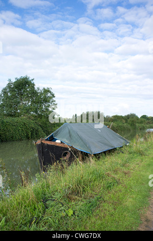 Vecchia ruggine canal barge sotto il telone sul Kennet and Avon Canal nel WILTSHIRE REGNO UNITO Foto Stock