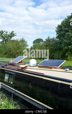 Pannelli solari e GPS sistema di localizzazione via satellite sul tetto di una barca stretta Foto Stock