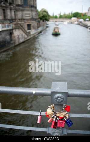 Amore blocca collegare a uno dei ponti sul fiume Sprea a Berlino, Germania. Foto Stock