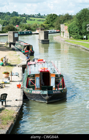 Le operazioni di manutenzione e pulizia su una piccola imbarcazione a Foxhangers Marina sul Kennet and Avon Canal Wiltshire Foto Stock