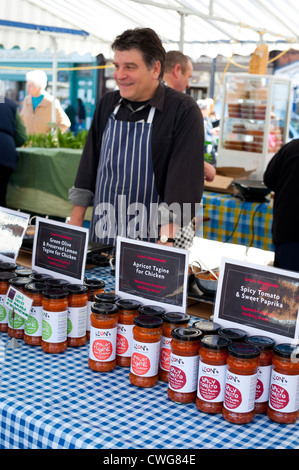 Leon's handmade tagine di salse in vendita presso il Ludlow piazza mercato, Shropshire Foto Stock