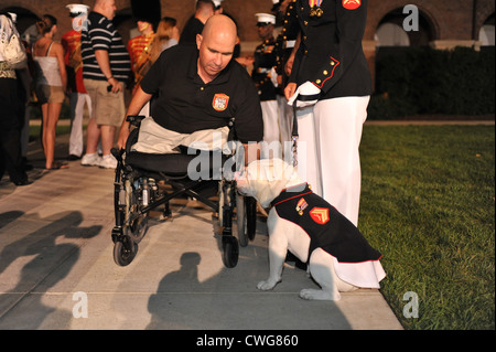 Una serata Parade ospite d onore, Sergente Raymond Mackey, guerriero ferito, saluta il Marine Corps Mascot, Cpl Chesty XIII, seguendo la sfilata serale a caserma marini Washington, Washington DC, 11 giugno 2010. Foto Stock