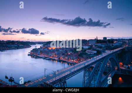Ponte Dom Luis1 ponte sul Rio Douro Ribeira Porto Portogallo al crepuscolo Foto Stock