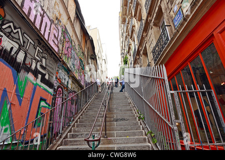 Vecchia architettura storica con graffiti sulle pareti, Montmartre in Parigi Francia, Europa Foto Stock