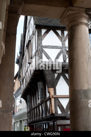 La metà degli edifici con travi di legno in Broad Street, Ludlow, Shropshire, Regno Unito Foto Stock