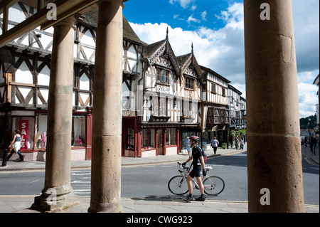 La metà degli edifici con travi di legno in Broad Street, Ludlow, Shropshire, Regno Unito Foto Stock