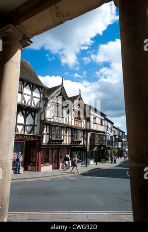 La metà degli edifici con travi di legno in Broad Street, Ludlow, Shropshire, Regno Unito Foto Stock