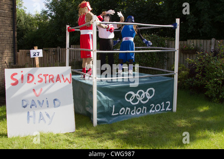 Strane e meravigliose creazioni sul display a tema olimpico 2012, Higham Spaventapasseri Festival, vicino Pendle, Lancashire, Foto Stock