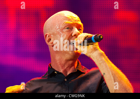 Il cantante Jimmy Somerville esibirsi sul palco del Festival di riavvolgimento Henley on Thames 2012. PER0259 Foto Stock