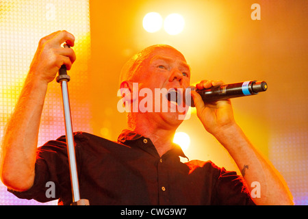 Il cantante Jimmy Somerville esibirsi sul palco del Festival di riavvolgimento Henley on Thames 2012. PER0263 Foto Stock