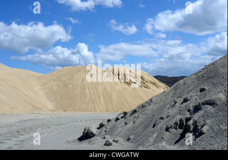 Grigio e giallo sabbia mound contro sky Foto Stock