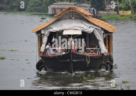 I turisti a fare un giro su una barca casa in Kerala, India Foto Stock