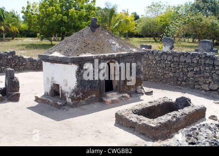 Rovine del XIII secolo periodo Shiraz moschea a Kaole, Bagamoyo, Tanzania Foto Stock
