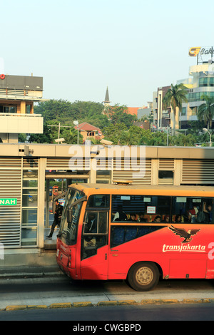 Bus pubblico presso la fermata degli autobus in Jalan Thamrin a Jakarta, Indonesia Foto Stock