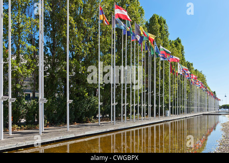 Mondo Paese del flag in Rossio dos Olivais (Olive Grove Square) nel Parque das Nações (Parco delle Nazioni). Lisbona, Portogallo Foto Stock