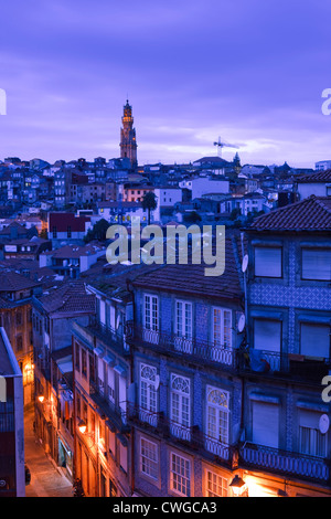 Panoramica di Torre dos Clerigos Porto Portogallo al crepuscolo Foto Stock
