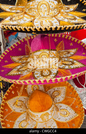 Sombreros colorati per la vendita al mercato 28 (Mercado 28), Cancun, la penisola dello Yucatan, Quintana Roo, Messico Foto Stock