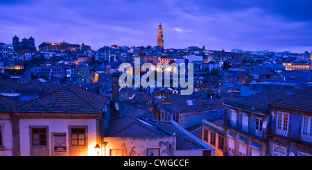 Panoramica di Torre dos Clerigos Porto Portogallo al crepuscolo Foto Stock