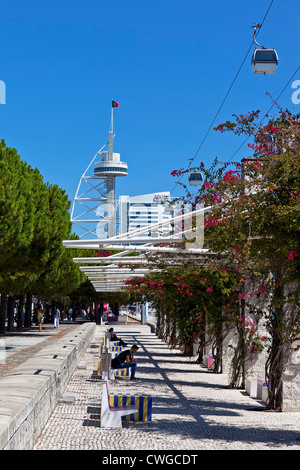 Passeio Ribeirinho (Waterfront marciapiede), torre Vasco da Gama, una miriade di Hotel, linea tramviaria. Parco delle nazioni, Lisbona, Portogallo Foto Stock