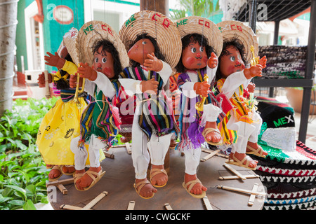 Burattini in mercato 28 (Mercado 28) un mercato delle pulci all'aperto, Cancun, la penisola dello Yucatan, Quintana Roo, Messico Foto Stock