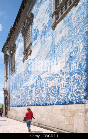 Tradizionale (azulejos piastrelle blu) al di fuori della chiesa Igreja do Carmo Rua do Carmo Porto Portogallo Foto Stock