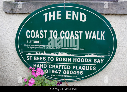 Fine Coast to Coast a piedi di placca Robin cappe Bay North Yorkshire Inghilterra Foto Stock