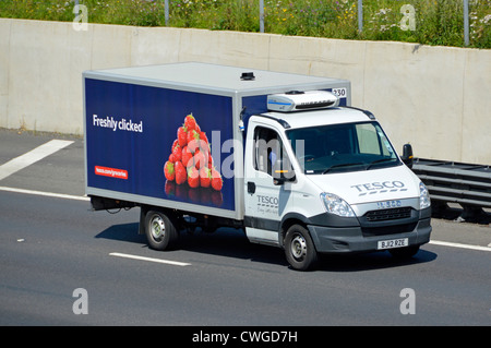 Vista laterale di Tesco Supermarket 'Greener groceries' appena cliccato pubblicità su casa cibo e bevande consegna van guida su autostrada Essex Inghilterra UK Foto Stock