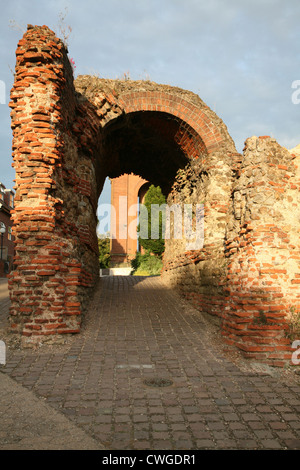 Il Balkerne Gate, il più grande superstite gateway romana in Gran Bretagna, Colchester, Essex, Inghilterra Foto Stock