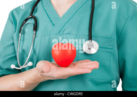Medico con stetoscopio e cuore giocattolo vicino al petto Foto Stock