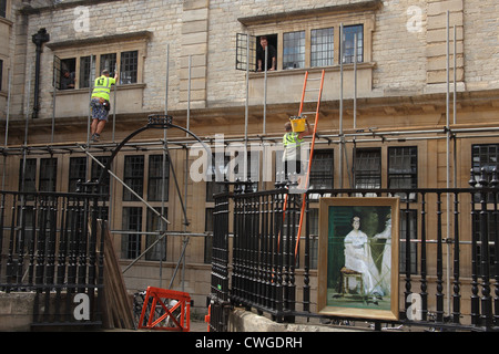 Operai che lavorano sul ponteggio di un edificio di Oxford. Foto Stock