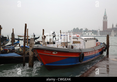 Venezia, trasporto in barca e delle gondole in mattinata grigio Foto Stock