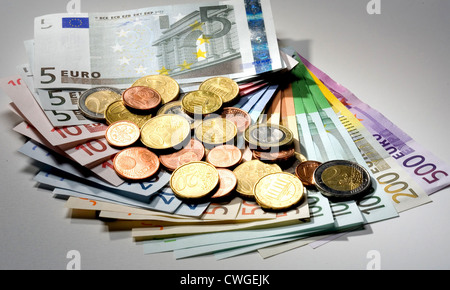 Euromuenzen Berlino, su diversi scomparti di banconote in euro Foto Stock