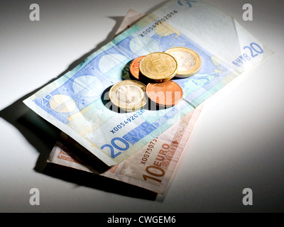 Berlino, pernottamento pasticcio giù le fatture in euro in varie denominazioni e Euromuenzen Foto Stock