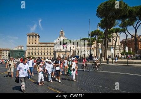 Roma - Italia - Agosto 2012 - gruppo di turisti a piedi lungo vie dei Fori Imperiali, una strada pedonale solo di domenica. Foto Stock
