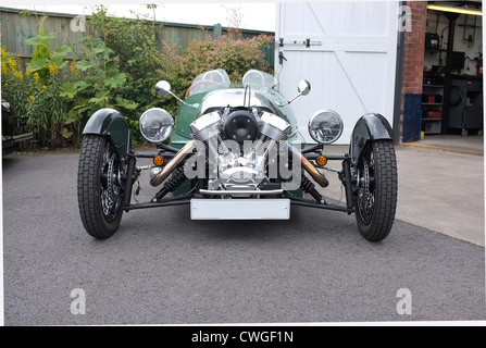 Morgan 3 wheeler auto al di fuori di una Morgan garage - Ledgerwoods, di Winterton, Lincolnshire Foto Stock