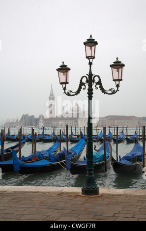 Venezia, gondole in mattinata grigio Foto Stock