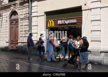 Mcdonalds McExpress fast food in uscita Montpellier, Francia. Foto Stock