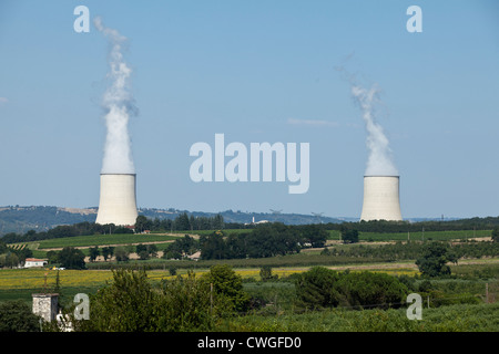 Il vapore acqueo sorge dalle torri di raffreddamento alla centrale nucleare di Golfech, Francia. Foto Stock