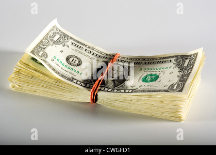 Berlino, un fascio di fatture del dollaro tenuti insieme con una gomma Foto Stock