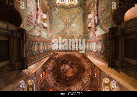 Soffitto a mosaico all'interno della Basilica bizantina di San Vitale di Ravenna in Italia Foto Stock