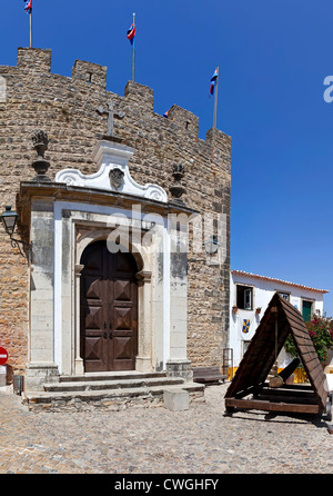 Town Gate di Obidos (Porta da Vila) e Ariete. L'ingresso principale della città e realizzato attraverso le mura del castello. Foto Stock