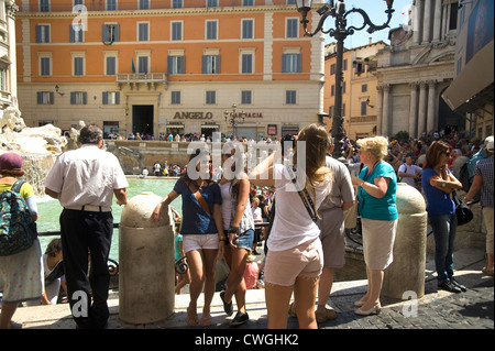 Roma, Italia - Agosto 2012 - i turisti Scattare foto nella Fontana di Trevi Foto Stock