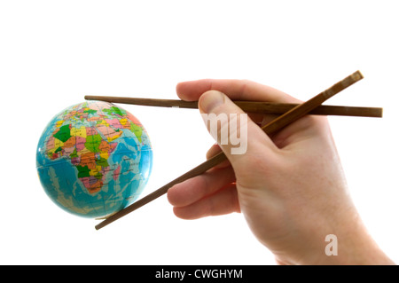 Bacchette cinesi holding globe Foto Stock