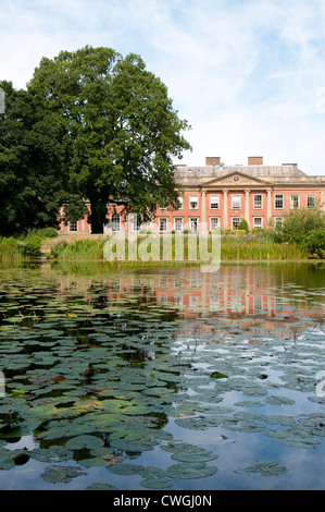 Colwick Hall si riflette nel lago a Colwick Park, Nottinghamshire England Regno Unito Foto Stock