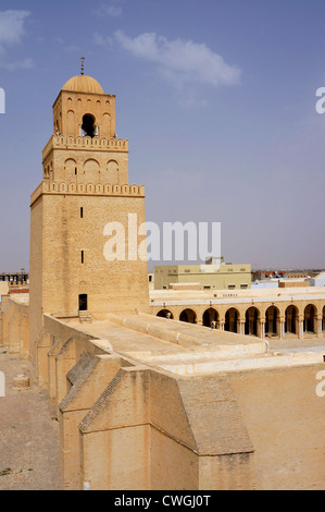 La grande moschea di Kairouan e il suo minareto con pareti ocra Foto Stock