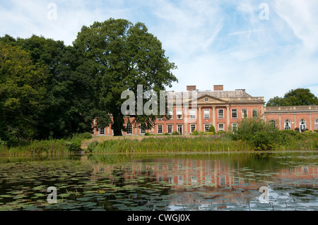 Colwick Hall si riflette nel lago a Colwick Park, Nottinghamshire England Regno Unito Foto Stock