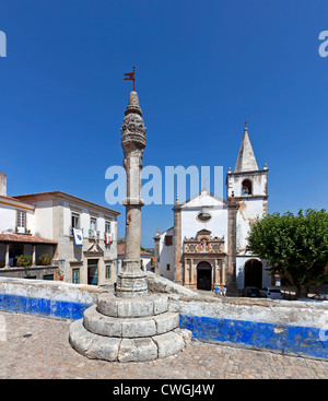 Obidos città gogna e Chiesa di Santa Maria vista da via Direita, la strada principale del borgo medievale di Obidos. Foto Stock
