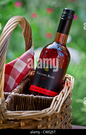 Bottiglia di vino English Rose con tappo a vite e cestino in vimini per picnic in giardino Tenterden Inghilterra Regno Unito Foto Stock