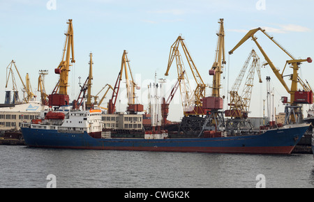 Odessa, una nave portacontainer essendo caricati al porto Foto Stock