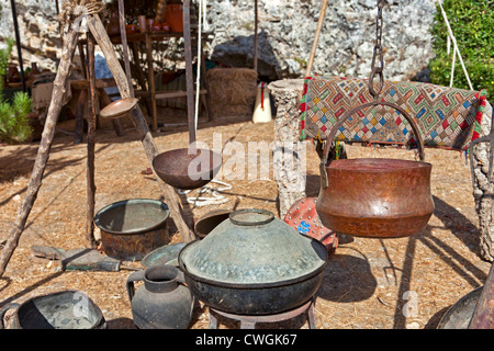 Tenda in una ghisa pentole maker nel Medioevo la Fiera medievale di Óbidos, Portogallo. Foto Stock